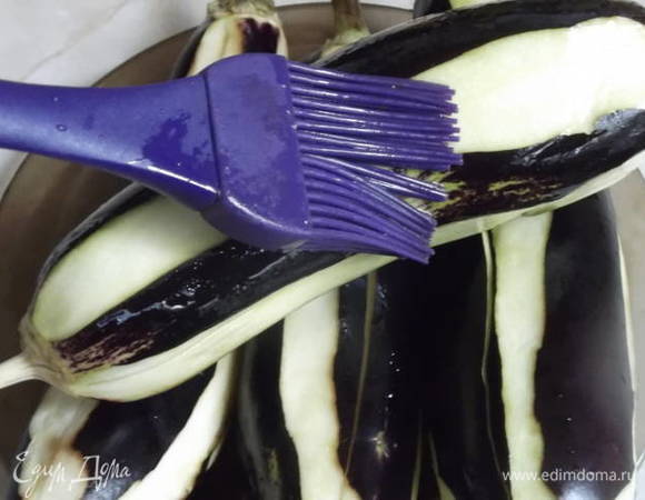 Смазать каждый баклажан растительным маслом.