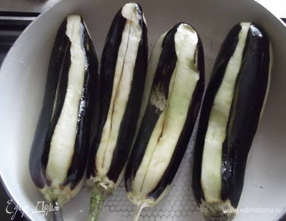 Выложить на смазанный маслом противень или в форму. Поставить в разогретую духовку и дать подрумяниться.