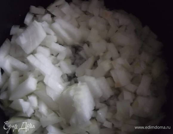 За это время нарезать лук и обжарить его на масле.