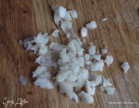 Рубим чеснок и добавляем к луку.