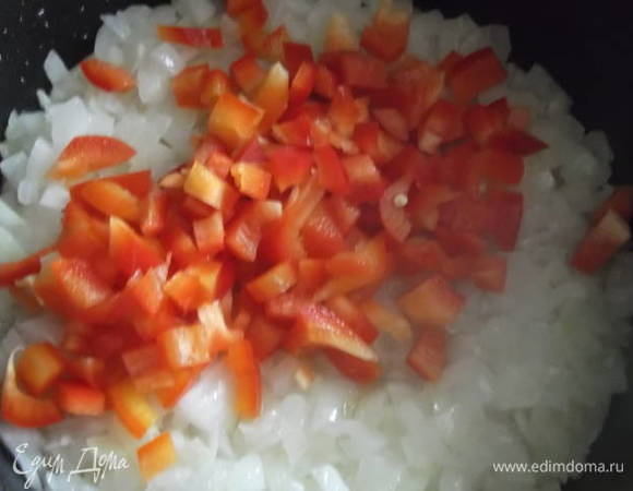 Мелко режем перец и тоже отправляем в сковороду к луку.