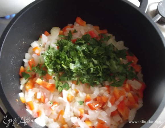 Режем петрушку и добавляем к овощам.