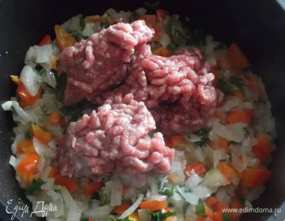 Добавляем фарш.