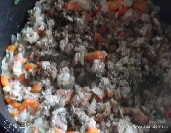 Перемешиваем, солим, перчим. Обжариваем.