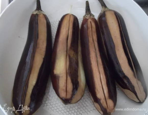 Вынимаем подрумяненные баклажаны из духовки.