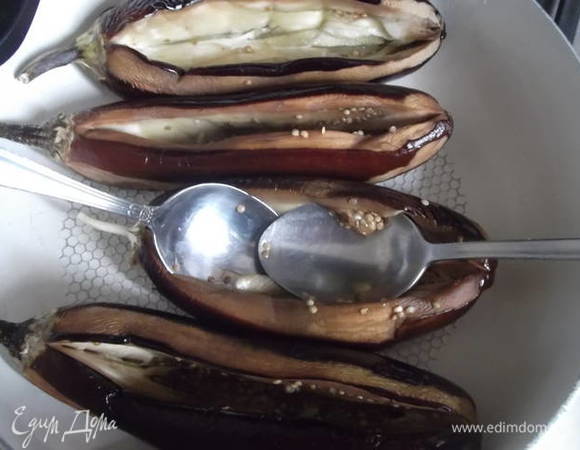 Раздвигаем карман у баклажанов, чтобы было куда положить начинку.