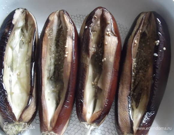 Серединку лодочки посыпаем щепоткой сахара.