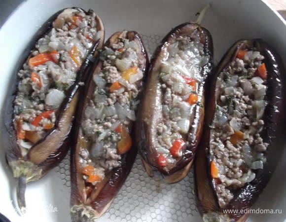 Начиняем баклажаны начинкой.