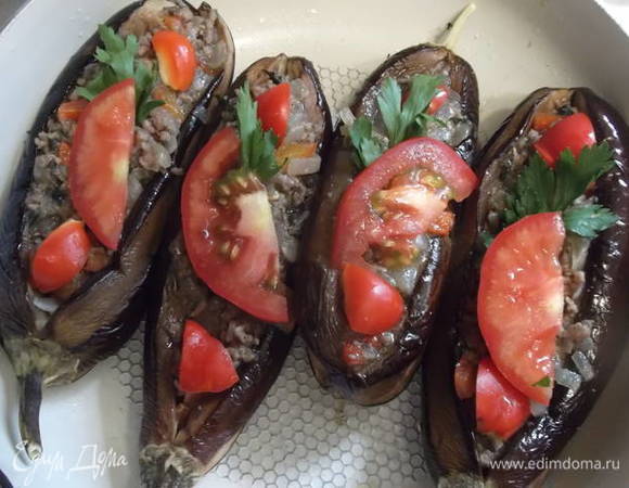 Выкладываем сверху ломтик помидора и кусочек перца с петрушкой.