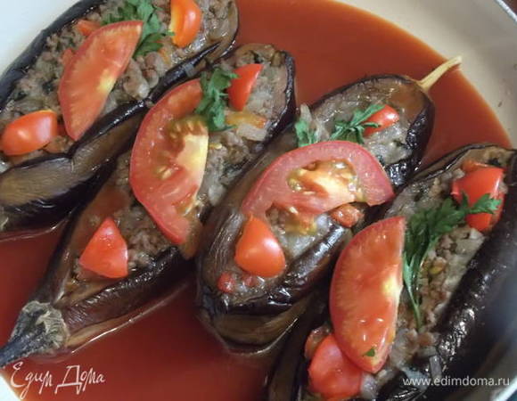 Разводим ложку томатной пасты со стаканом воды и выливаем в форму.