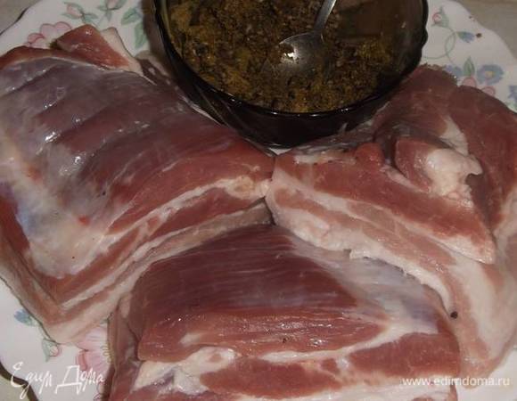 Чеснок и перец перемолоть, смешать с солью, добавить хмели-сунели. Грудинку разрезать на куски.