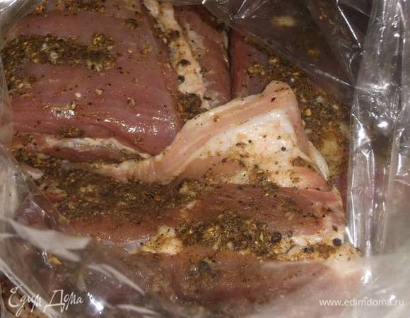Натереть специями мясо. Выложить в пакет для запекания. Выпустить воздух, завязать. Оставить для пропитки на час.
