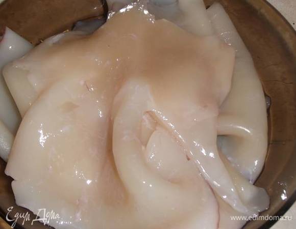 Кальмары помыть и вычистить. Вскипятить воду. Выключить газ.