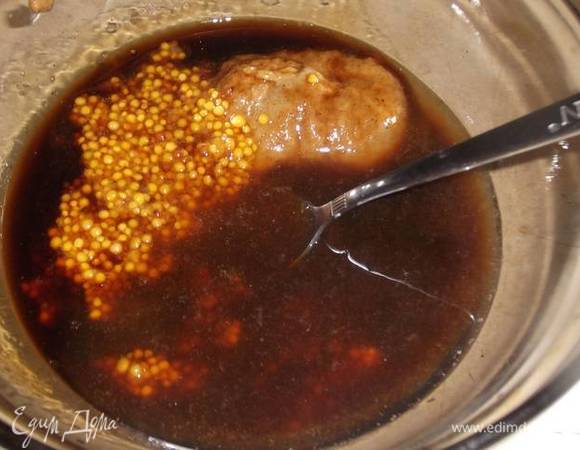 Приготовить соус. Смешать горчицу зерновую с простой. Добавить сок 1 лимона или рисовый уксус. Влить соевый соус.