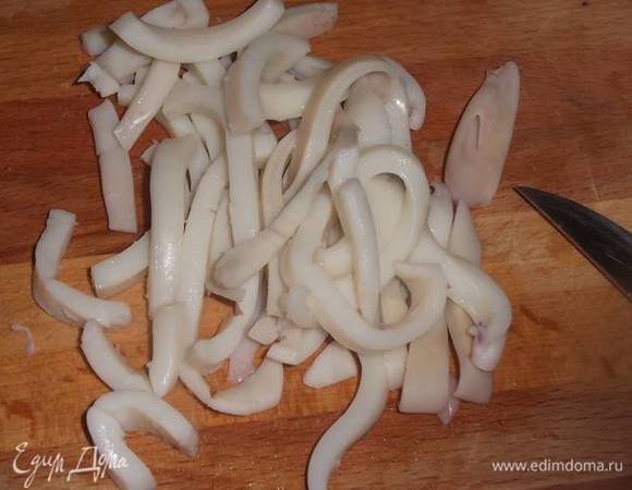 Кальмары пока горячие, нарезать.