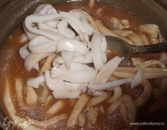 Смешать с маринадом. Накрыть крышкой и отправить в холодильник на 1 час.