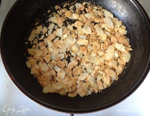 Приготовим миндальное молоко, миндаль подсушите до золотистого цвета.