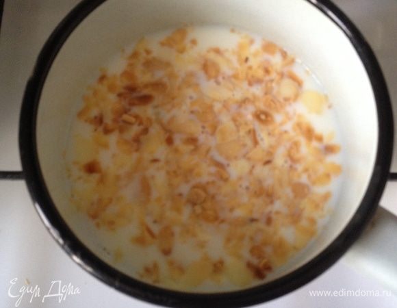 Молоко доведите до кипения, убавьте огонь, всыпьте миндаль, добавьте кленовый сироп по вкусу и варите на медленном огне 10 минут.