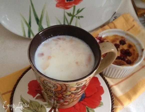 Снимите с огня, слегка остудите, добавьте мюсли и подавайте.
Вкусный и полезный завтрак готов.