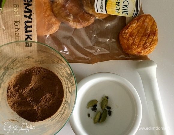 Начнем приготовления с подготовки всех составляющих пирога, которые создают его потрясающую ароматную фактуру. Персики сушеные ТМ «Семушка» — сочные и нежные — не требуют особой подготовки. Из специй используем молотую корицу. Пять соцветий кардамона освободим пальчиками от шелухи и в ступке измельчим зернышки в пыль.