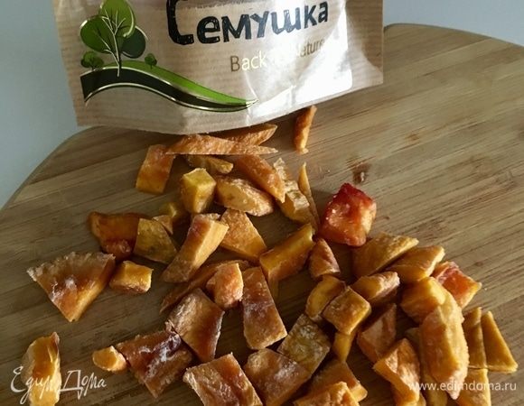 Вот наши  сушеные персики. Их нарежем кусочками.