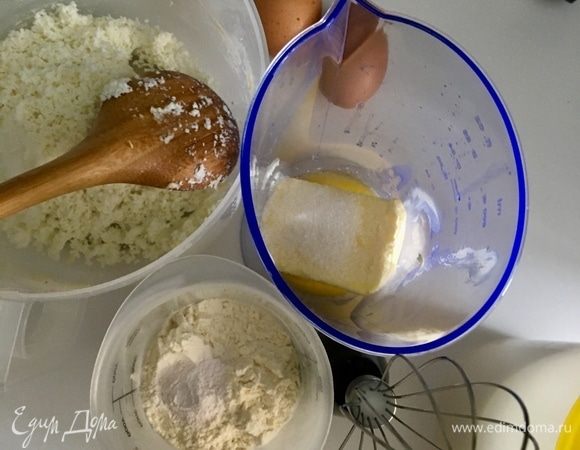 Творог (у меня домашний) желательно перетереть через сито для однородного его состояния и для обогащения кислородом. Муку смешиваем с чайной ложкой разрыхлителя и щепоткой соли. Сливочное масло.