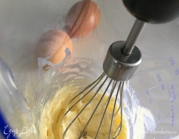 Сливочное масло должно быть размягченное. В емкости с помощью венчика необходимо взбить масло со столовой ложкой сахара. Это будет единственная ложка сахара во всем пироге. Теперь к масляно-сахарной массе по одному вбиваем яйца, каждый раз тщательно перемешивая венчиком.