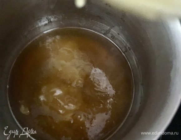 Главная сладость всего пирога у нас идет от меда. У меня мед был нежидкий, поэтому я прогрела и растопила мед в ковшике. Вы можете добавить и больше меда, на наш вкус, 3 ложек вполне хватило