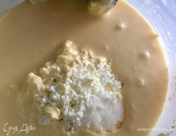 К творогу, протертому через сито, добавляем яично-масляную смесь. Все тщательно перемешиваем.