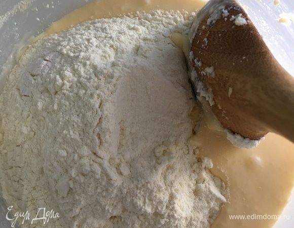 Теперь по столовой ложке всыпаем муку, каждый раз тщательно и аккуратно вмешивая ее. Я делала все манипуляции прямо в миске большой деревянной ложкой, не прибегая к помощи венчика.