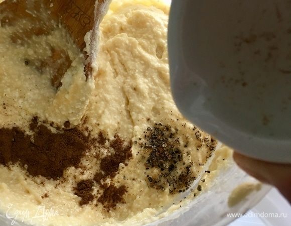 В последнюю очередь вводим в почти готовое тесто специи — кардамон и корицу.