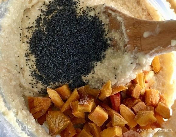 Теперь очередь мака и персиков. Еще раз тщательно все перемешиваем. Тесто готово!