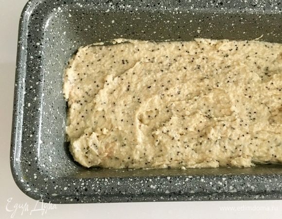 Духовку разогреваем до 180°С. Форму, в которой будем выпекать пирог, смазываем растительным маслом и выкладываем в нее тесто, выпекаем. Готовность пирога проверяем зубочисткой. Она должна быть сухая.