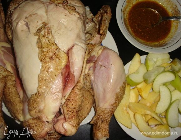 Из яблок и айвы вырезать сердцевину. Нарезать все на дольки. Внутрь курицы уложить дольки яблок и айвы. Скрепить курицу зубочистками.