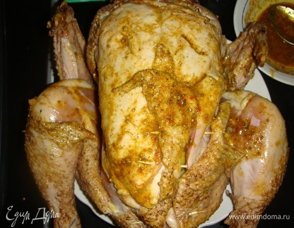 Обмазать тушку маринадом.