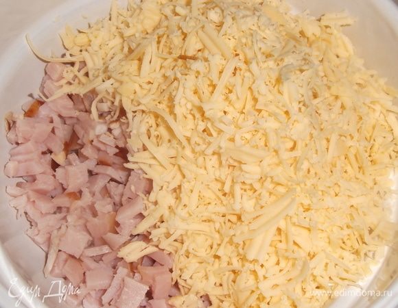 Карбонад мелко нарезать. Сыр натереть на мелкой терке. Смешать.