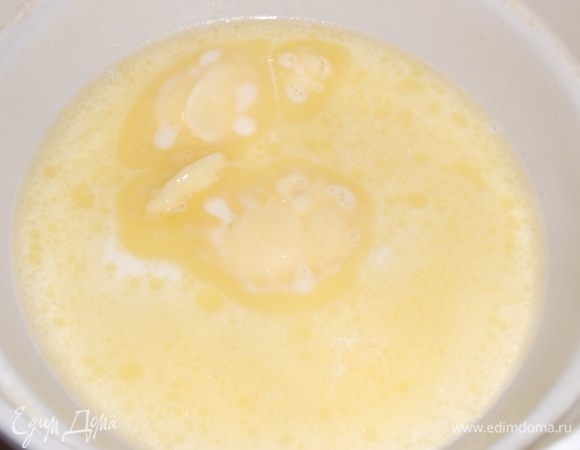 Молоко слегка погреть. Добавить сливочное масло,чтобы растаяло.