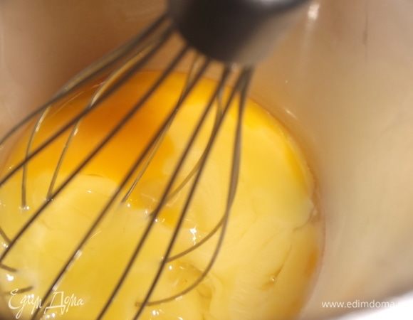 Отдельно взбить желтки и белки.