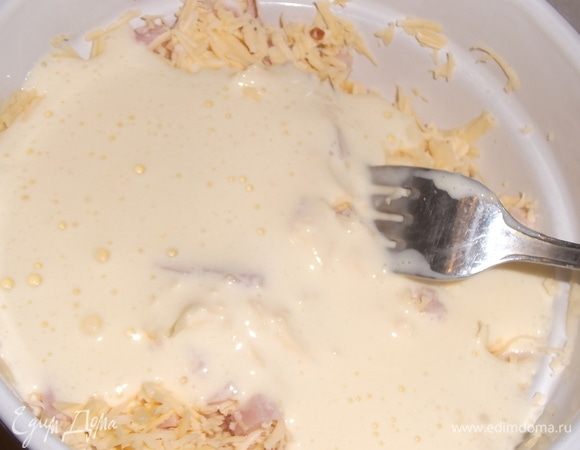 Желтки добавить к сыру с карбонадом. Перемешать.