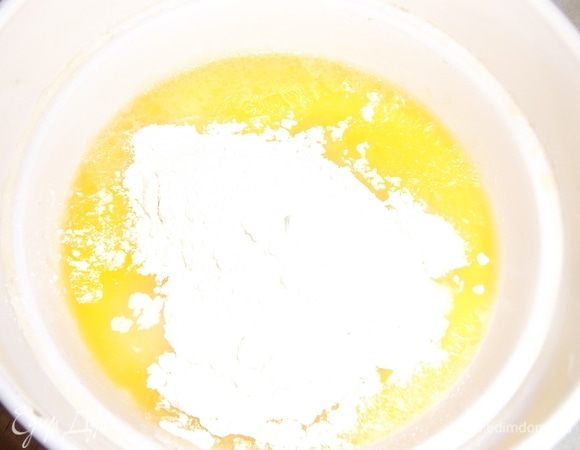 В молоко с маслом всыпать муку. Перемешать.