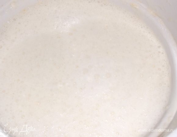 Ввести взбитые белки. Аккуратно перемешать.