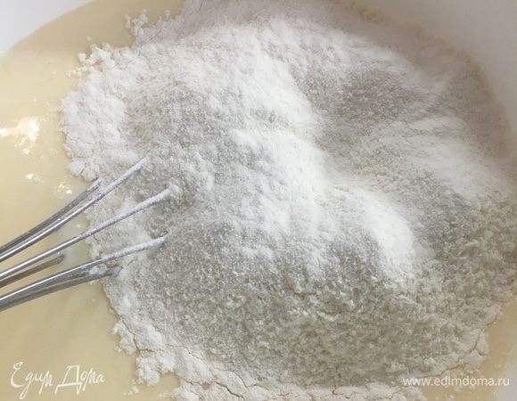 Добавить молоко с водой, муку, сахар, соль, крахмал. Все хорошо перемешать до исчезновения комочков. Добавить подсолнечное масло, перемешать.