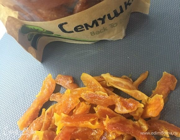 Курагу ТМ «Семушка» хорошо промыть, нарезать соломкой.



