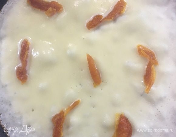 На хорошо разогретую сковороду (маслом не смазывая) половником налить тесто, вращая сковороду, распределить его по сковороде. Сразу выложить нарезаннную курагу. Жарить на среднем огне до золотистых краев. Перевернуть блин и дожарить с другой стороны. 