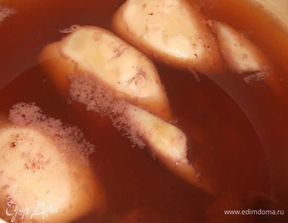 Кальмары проварить в кипящей подсоленной воде 3 минуты. Выключить. Накрыть крышкой и в таком состоянии дать остыть.