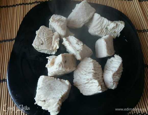 Пока тесто размораживается, отварить грудку индейки либо куриную грудку до готовности. 