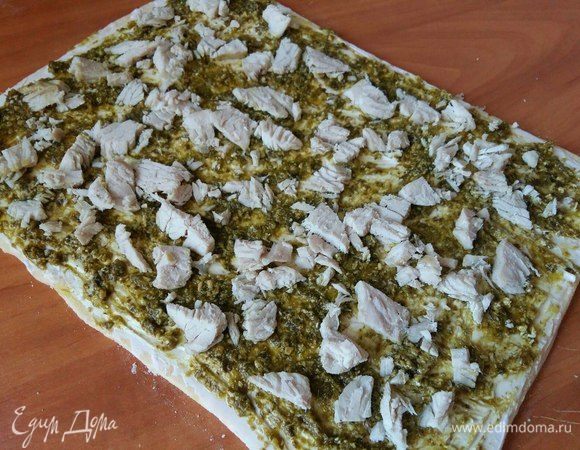 На слой песто посыпать нарезанные кусочки индейки.