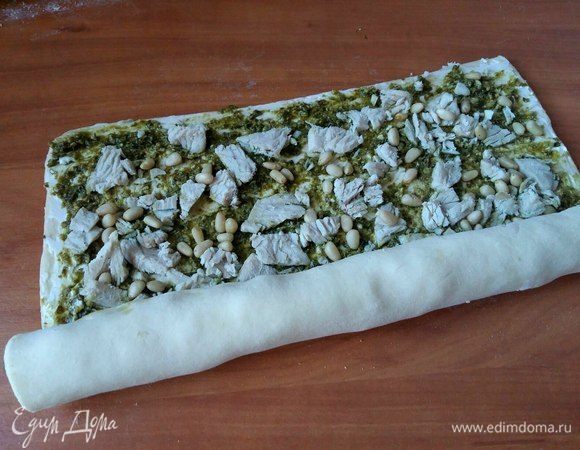 И скрутить ушки в плотный рулет до середины пласта, начиная с широкой стороны.