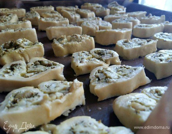 Нарезать рулеты на кусочки толщиной 1 см. Получился целый протвишок. Смазать все ушки взболтанным яйцом. И отправить в разогретую духовку при температуре 220°С на 20–22 минуты. Вы смотрите по своей духовке, конечно же, может и меньше времени займет выпечка.