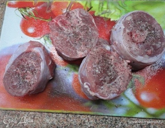 Ломтики индейки натереть солью и свежемолотым перцем. Кожицу не снимаем. Она позволит сохранить форму мясу и не дать развалиться от долгого томления в будущем.